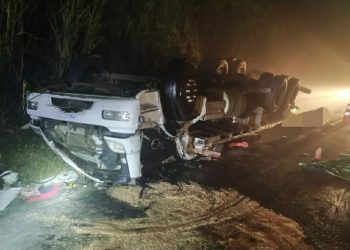 CAMINHÃO TOMBA NA LÚCIO MEIRA E MATA MOTORISTA