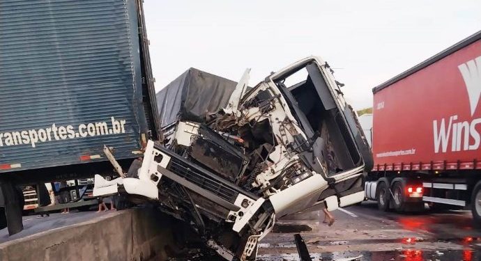 COLISÃO ENTRE DUAS CARRETAS DEIXA TRÂNSITO LENTO NA DUTRA, EM BARRA MANSA