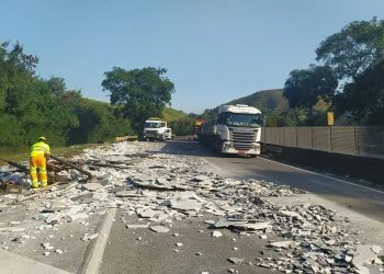 CAMINHÃO QUE TRANSPORTAVA GRANITO TOMBA NA VIA DUTRA, EM BARRA MANSA