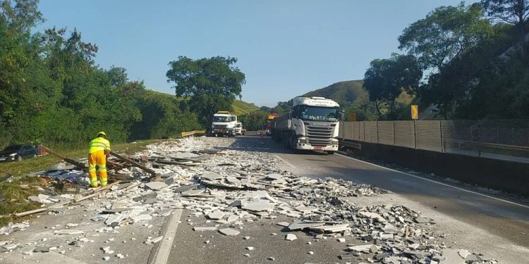 CAMINHÃO QUE TRANSPORTAVA GRANITO TOMBA NA VIA DUTRA, EM BARRA MANSA