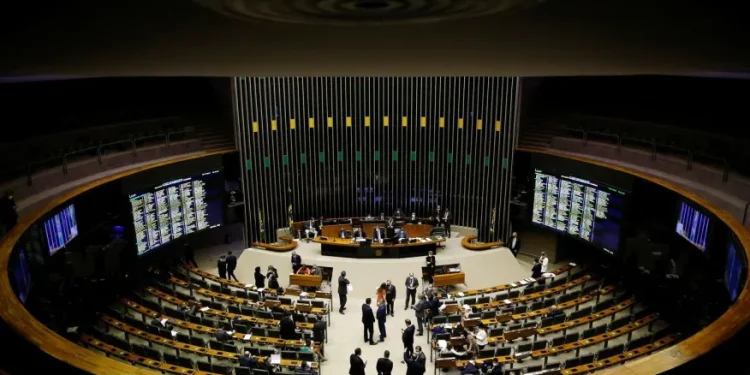 CÂMARA APROVA PROJETO DE LEI QUE GARANTE SALÁRIOS IGUAIS PARA HOMENS E MULHERES