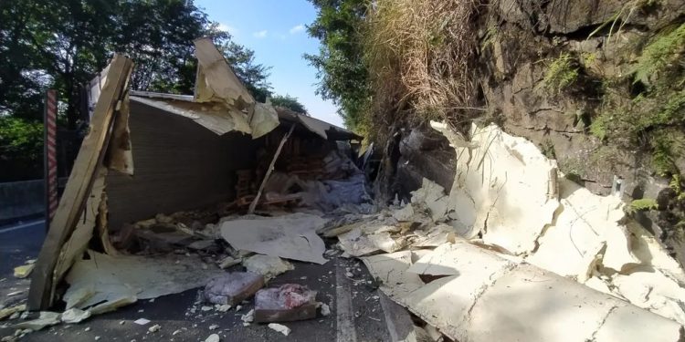 CARRETA TRANSPORTANDO  CARNE TOMBA E INTERDITA ISTA DE DESCIDA DA SERRA DAS ARARAS