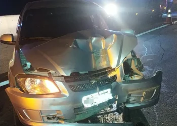 ACIDENTE ENTRE CARRO E CARRETA, NA VIA DUTRA, DEIXA QUATRO FERIDOS