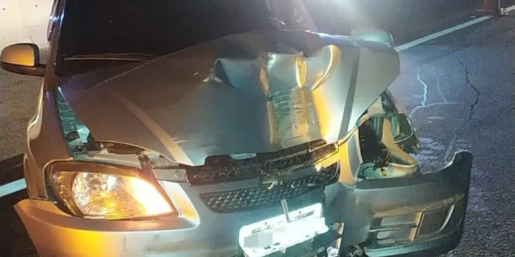 ACIDENTE ENTRE CARRO E CARRETA, NA VIA DUTRA, DEIXA QUATRO FERIDOS