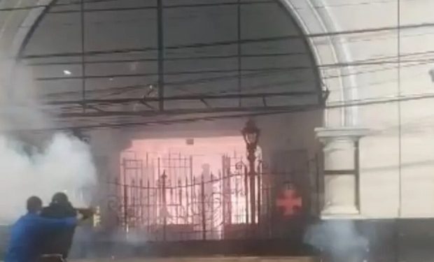 TORCEDORES TENTAM INVADIR SEDE DO VASCO APÓS GOLEADA DO FLAMENGO