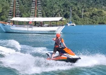 EQUIPES DE RESGATE PROCURAM POR HOMEM QUE ESTAVA EM EMBARCAÇÃO QUE NAUFRAGOU NO MAR DE PARATY