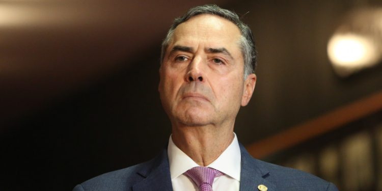 CERCA DE 80 DEPUTADOS E 12 SENADORES DEVEM ASSINAR PEDIDO DE IMPEACHMENT CONTRA BARROSO