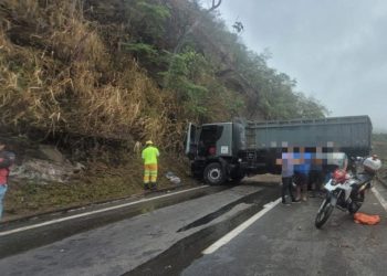 ACIDENTE ENVOLVENDO DOIS CAMINHÕES DEIXA MOTORISTA GRAVEMENTE FERIDO NA DESCIDA DA SERRA DAS ARARAS
