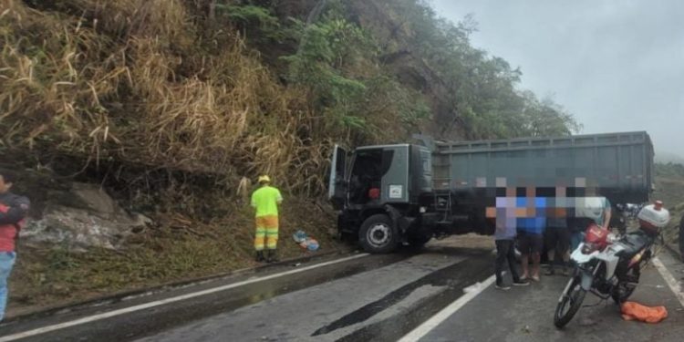 ACIDENTE ENVOLVENDO DOIS CAMINHÕES DEIXA MOTORISTA GRAVEMENTE FERIDO NA DESCIDA DA SERRA DAS ARARAS