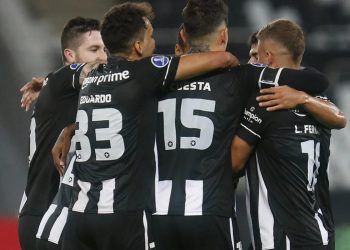 AVIÃO COM DELEGAÇÃO DO BOTAFOGO APRESENTA PROBLEMA NO AR E VOLTA PARA PORTO ALEGRE