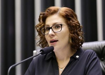 CARLA ZAMBELLI É INTERNADA EM HOSPITAL DE BRASÍLIA
