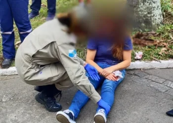 MULHER É ATROPELADA POR ÔNIBUS NA CALÇADA, NO CENTRO DE BARRA MANSA