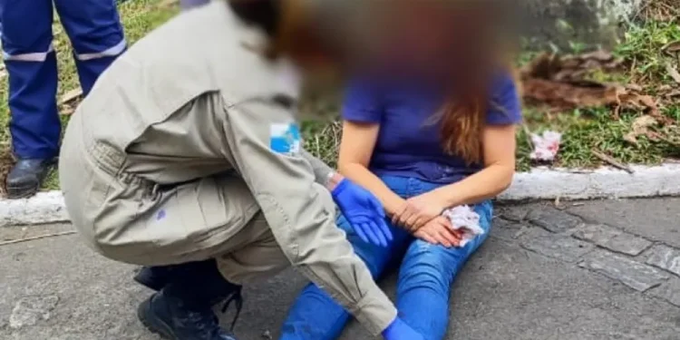 MULHER É ATROPELADA POR ÔNIBUS NA CALÇADA, NO CENTRO DE BARRA MANSA