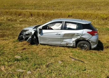 DUAS PESSOAS FICAM FERIDAS EM ACIDENTE DE CARRO, NA DUTRA, NESTE DOMINGO
