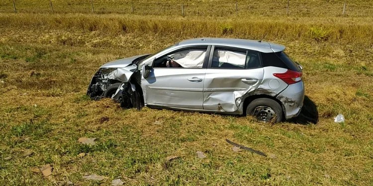 DUAS PESSOAS FICAM FERIDAS EM ACIDENTE DE CARRO, NA DUTRA, NESTE DOMINGO