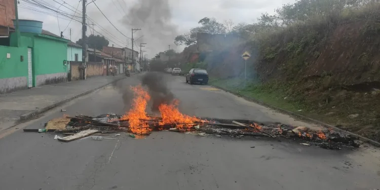 MORADORES DE ITATIAIA BLOQUEIAM RUA COM FOGO EM PROTESTO CONTRA FALTA DE ÁGUA