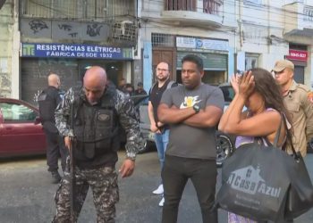 CRIMINOSOS INVADEM BANCO E FAZEM CLIENTES REFÉNS NO CENTRO DO RIO