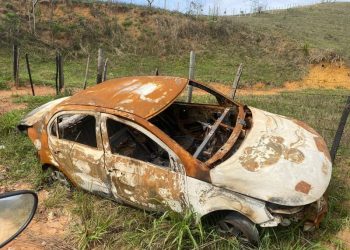 CARRO É ENCONTRADO INCENDIADO NA ESTRADA RESENDE X ARAPEÍ