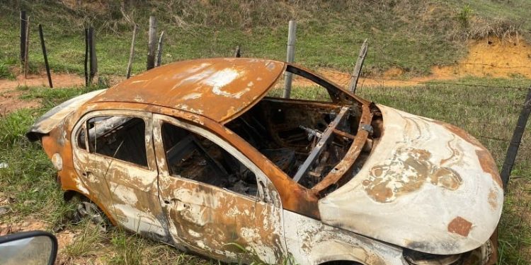 CARRO É ENCONTRADO INCENDIADO NA ESTRADA RESENDE X ARAPEÍ