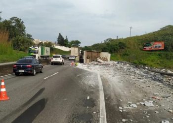 CAMINHÃO TRANSPORTANDO GRANITO TOMBA NA VIA DUTRA, EM BARRA MANSA