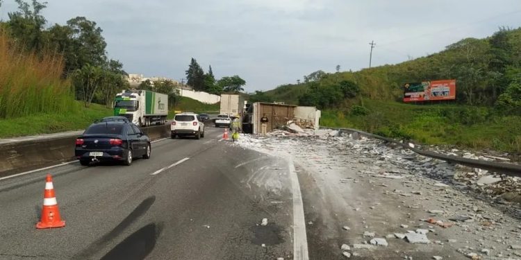 CAMINHÃO TRANSPORTANDO GRANITO TOMBA NA VIA DUTRA, EM BARRA MANSA