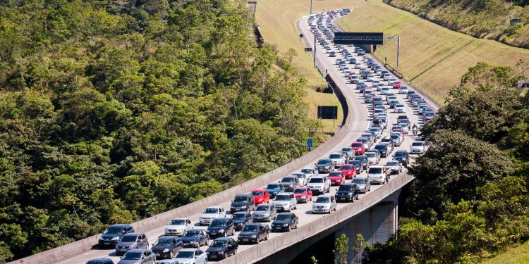 FERIADO DE APARECIDA TERÁ TRÁFEGO INTENSO NAS ESTRADAS DE SP E RJ