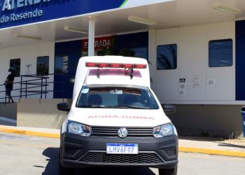 HOMEM É BALEADO EM ITATIAIA, SE JOGA NO RIO PARAÍBA E NADA ATÉ RESENDE PARA FUGIR DE CRIMINOSOS