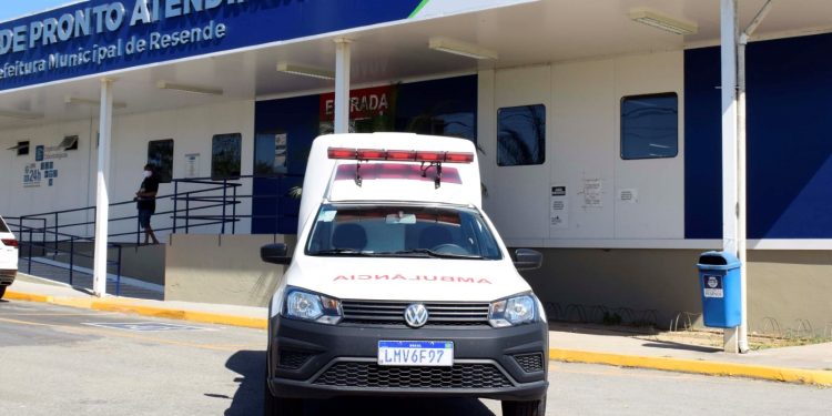 HOMEM É BALEADO EM ITATIAIA, SE JOGA NO RIO PARAÍBA E NADA ATÉ RESENDE PARA FUGIR DE CRIMINOSOS