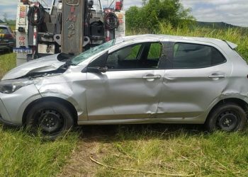 DUAS PESSOAS FICAM FERIDAS APÓS CARRO CAIR EM RIBANCEIRA NA DUTRA, EM PORTO REAL