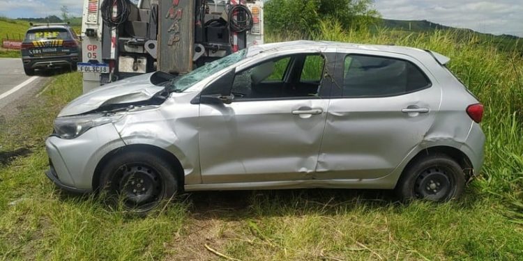 DUAS PESSOAS FICAM FERIDAS APÓS CARRO CAIR EM RIBANCEIRA NA DUTRA, EM PORTO REAL