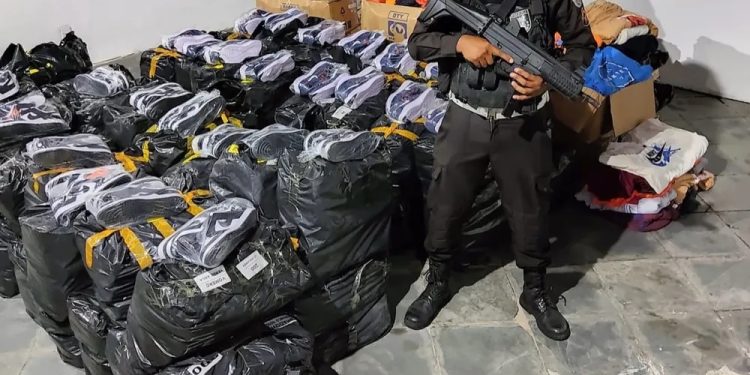 POLÍCIA PRENDE R$ 500 MIL EM MERCADORIAS FALSIFICADAS EM PIRAÍ
