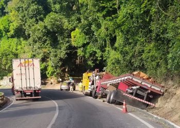 CAMINHÃO TRANSPORTANDO TELHAS TOMBA NA SERRA DAS ARARAS