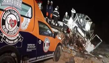 24 PESSOAS MORREM EM BATIDA ENTRE CAMINHÃO E ÔNIBUS DE TURISMO NA BAHIA