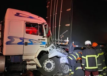 ACIDENTE ENTRE CARRO E CAMINHÕES DEIXA TRÊS MORTOS NA VIA DUTRA, EM SÃO PAULO
