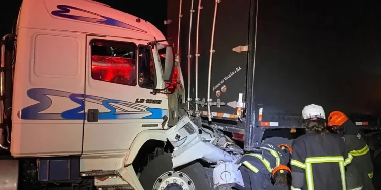 ACIDENTE ENTRE CARRO E CAMINHÕES DEIXA TRÊS MORTOS NA VIA DUTRA, EM SÃO PAULO