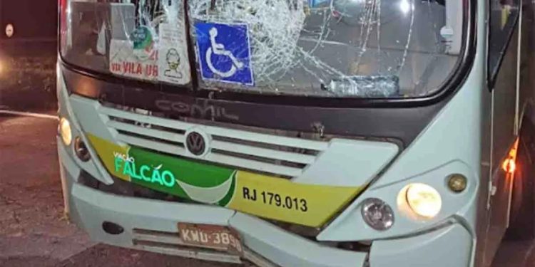 ACIDENTE ENTRE CARRETA E ÔNIBUS DEIXA CINCO FERIDOS NA DUTRA EM BARRA MANSA