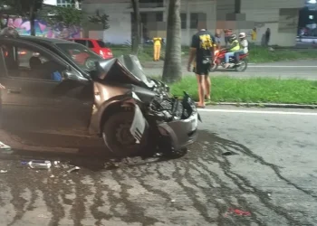 ACIDENTE DE CARRO EM VOLTA REDONDA DEIXA QUATRO FERIDOS