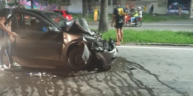 ACIDENTE DE CARRO EM VOLTA REDONDA DEIXA QUATRO FERIDOS