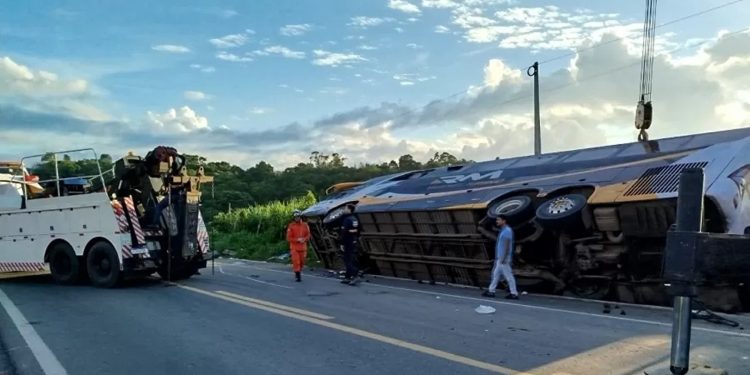 ACIDENTE COM ÔNIBUS TURÍSTICO DEIXA PELO MENOS OITO MORTOS NA BAHIA