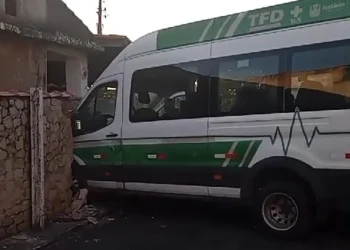 MOTORISTA PERDE CONTROLE DE VAN QUE TRANSPORTAVA PACIENTE EM ITATIAIA