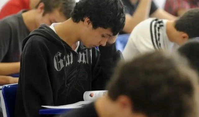 SENADO APROVA BOLSA DE PELO MENOS R$ 700 PARA ESTUDANTES DE BAIXA RENDA DO ENSINO SUPERIOR