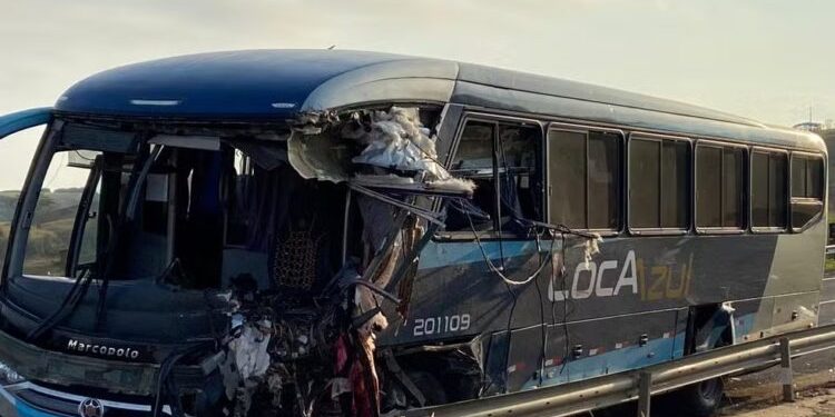 ACIDENTE ENTRE ÔNIBUS E MICRO-ÔNIBUS DEIXA 4 MORTOS E 10 FERIDOS EM RODOVIA DE SP