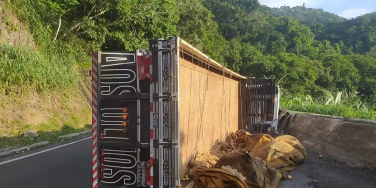 Piraí: Caminhão que transportava batatas tomba na Serra das Araras