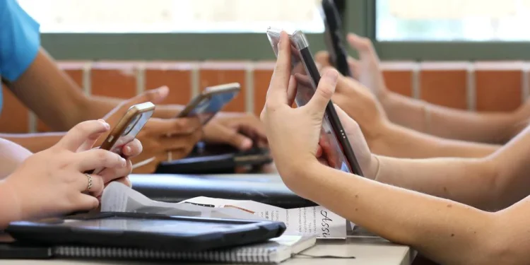 GOVERNO SANCIONADA LEI QUE PROÍBE USO DE CELULARES EM ESCOLAS PÚBLICAS E PARTICULARES