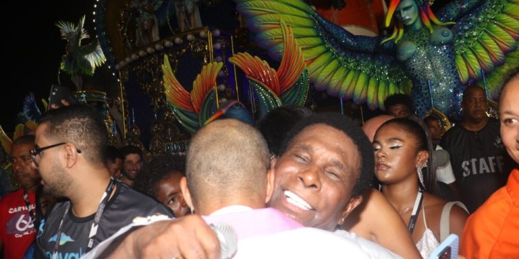 BEIJA-FLOR É A GRANDE CAMPEÃ DO CARNAVAL 2025 NO RIO DE JANEIRO