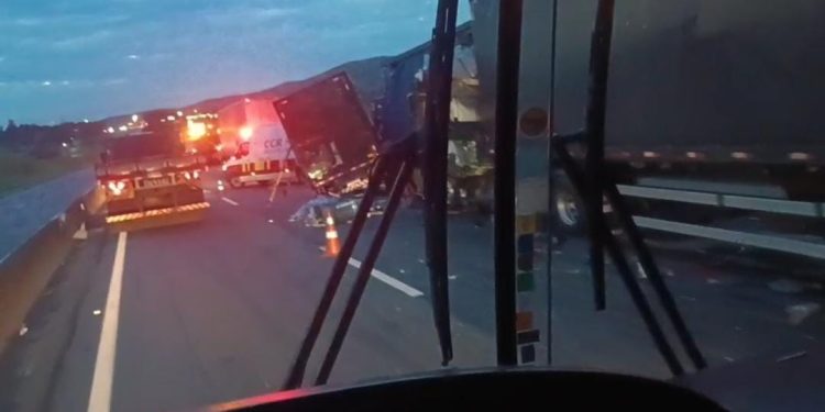 ENGAVETAMENTO NA VIA DUTRA EM RESENDE DEIXA DOIS FERIDOS E CAUSA CONGESTIONAMENTO