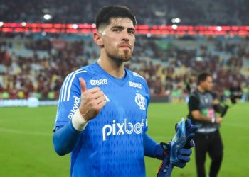 GOLEIRO DO FLAMENGO SOFRE TENTATIVA DE ASSALTO NA LINHA AMARELA; CARRO É ATINGIDO POR TIROS