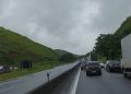 ENGAVETAMENTO COM CAMINHÕES DEIXA FERIDO E PROVOCA 6 KM DE CONGESTIONAMENTO NA DUTRA, EM BARRA MANSA