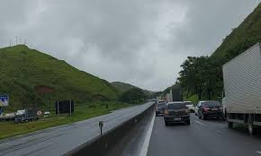 ENGAVETAMENTO COM CAMINHÕES DEIXA FERIDO E PROVOCA 6 KM DE CONGESTIONAMENTO NA DUTRA, EM BARRA MANSA