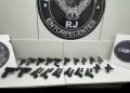PF INTERCEPTA ARSENAL COM 20 PISTOLAS EM ÔNIBUS NA DUTRA E PRENDE CASAL NO SUL FLUMINENSE